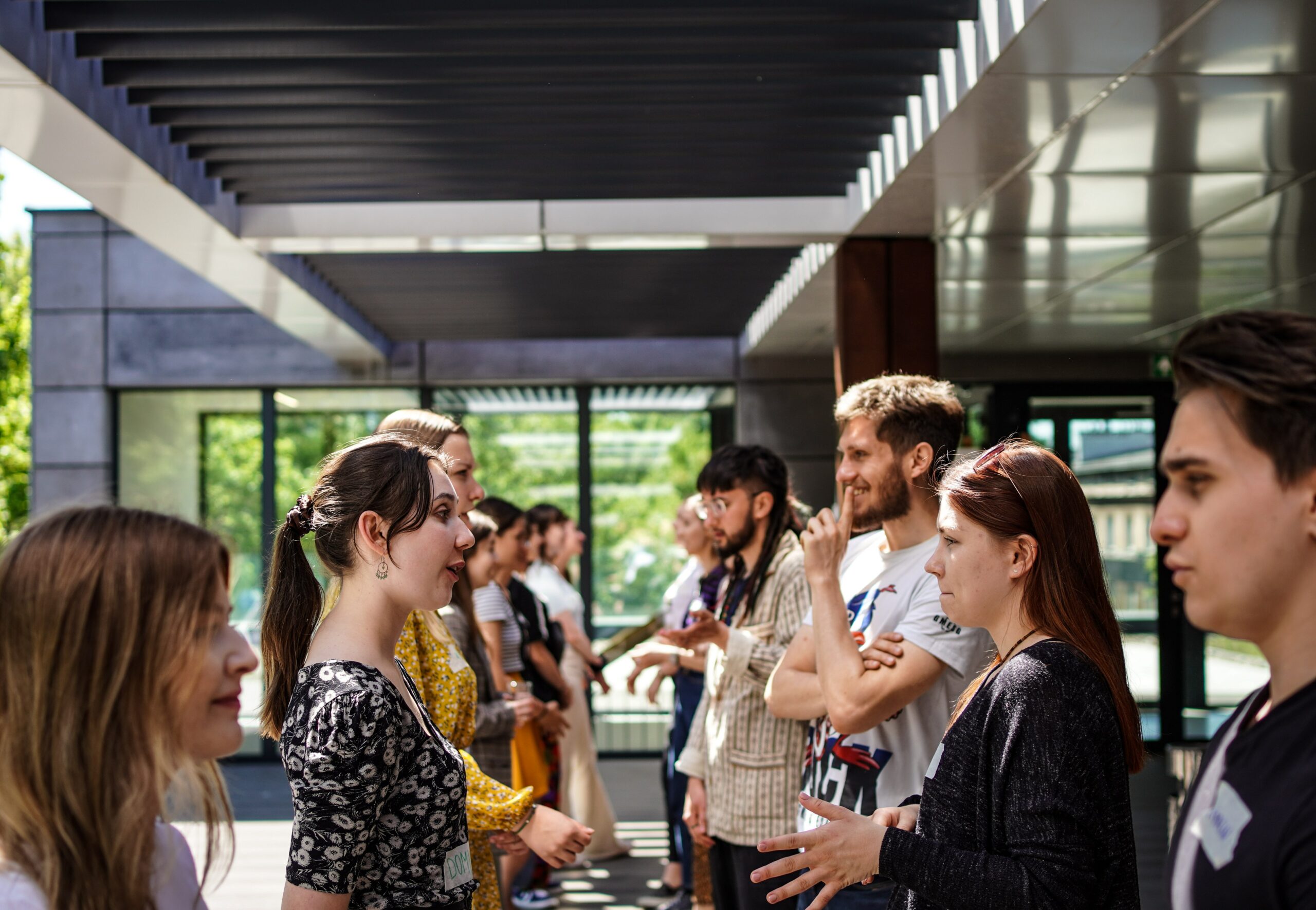 Equipe discute sur un projet pour améliorer le branding dans une entreprise