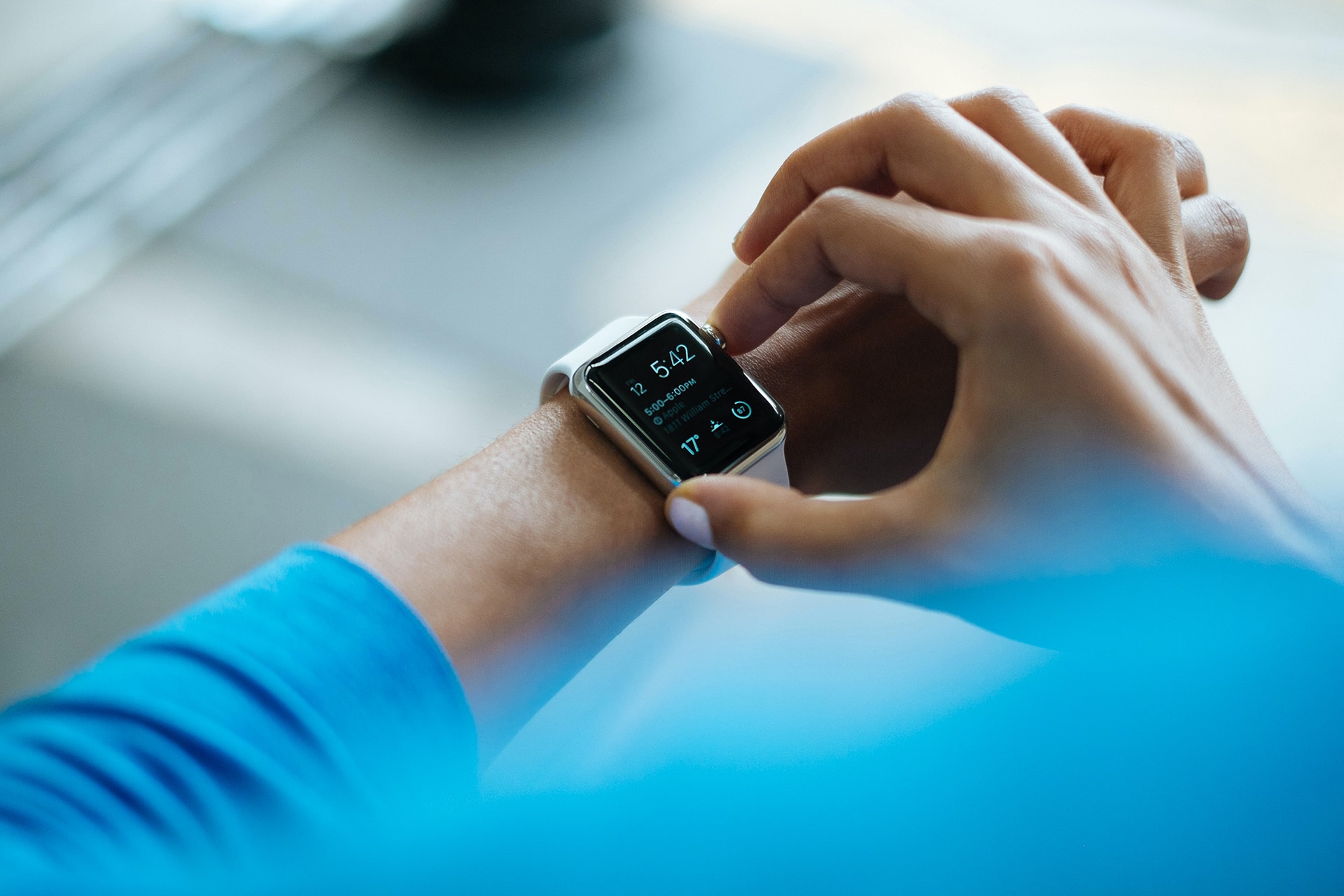 Montre connectée au poignet d'un homme pour améliorer le branding