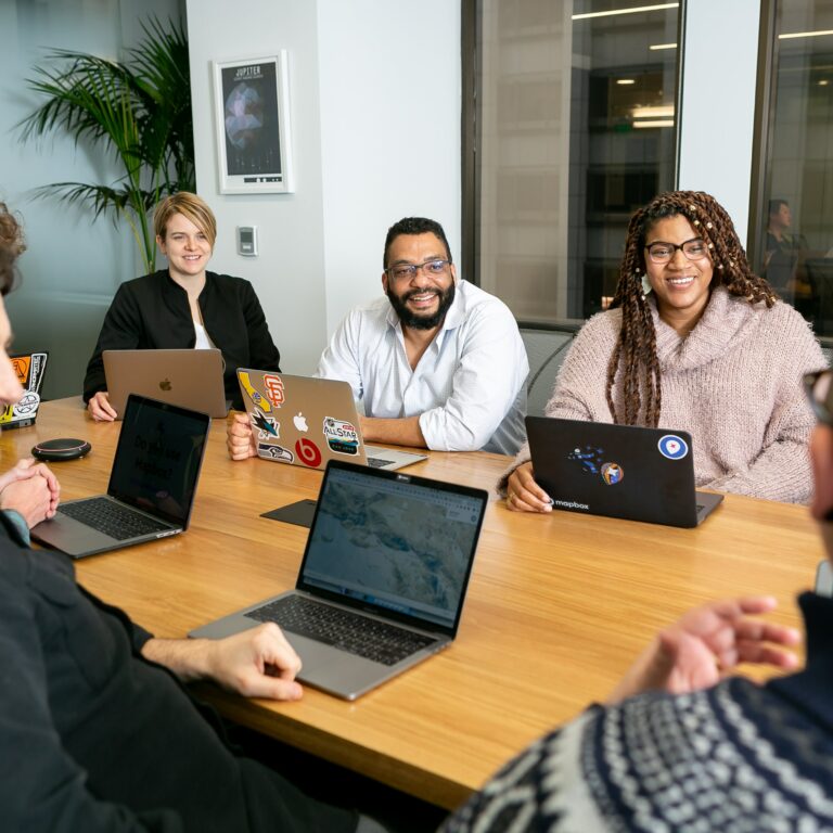 Brainstorming d'équipe pour améliorer son leadership dans une entreprise