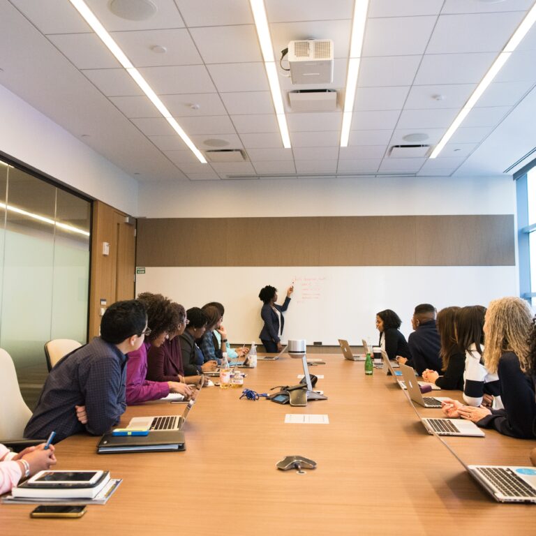 marketing inclusif, équipe diversifiée dans une salle de réunion.