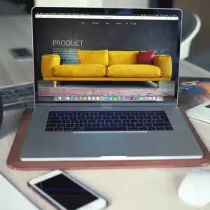 site e-commerce sur la thématique de l'ameublement montrant un canapé jaune
