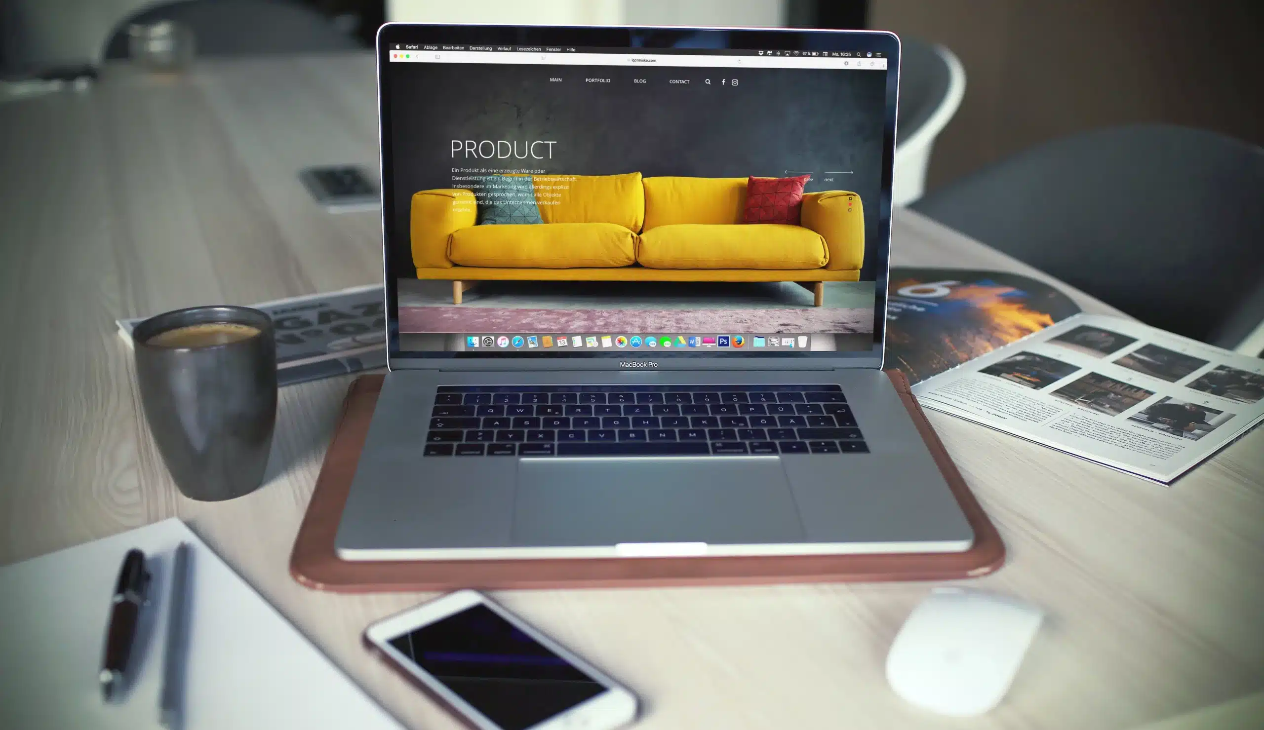 site e-commerce sur la thématique de l'ameublement montrant un canapé jaune