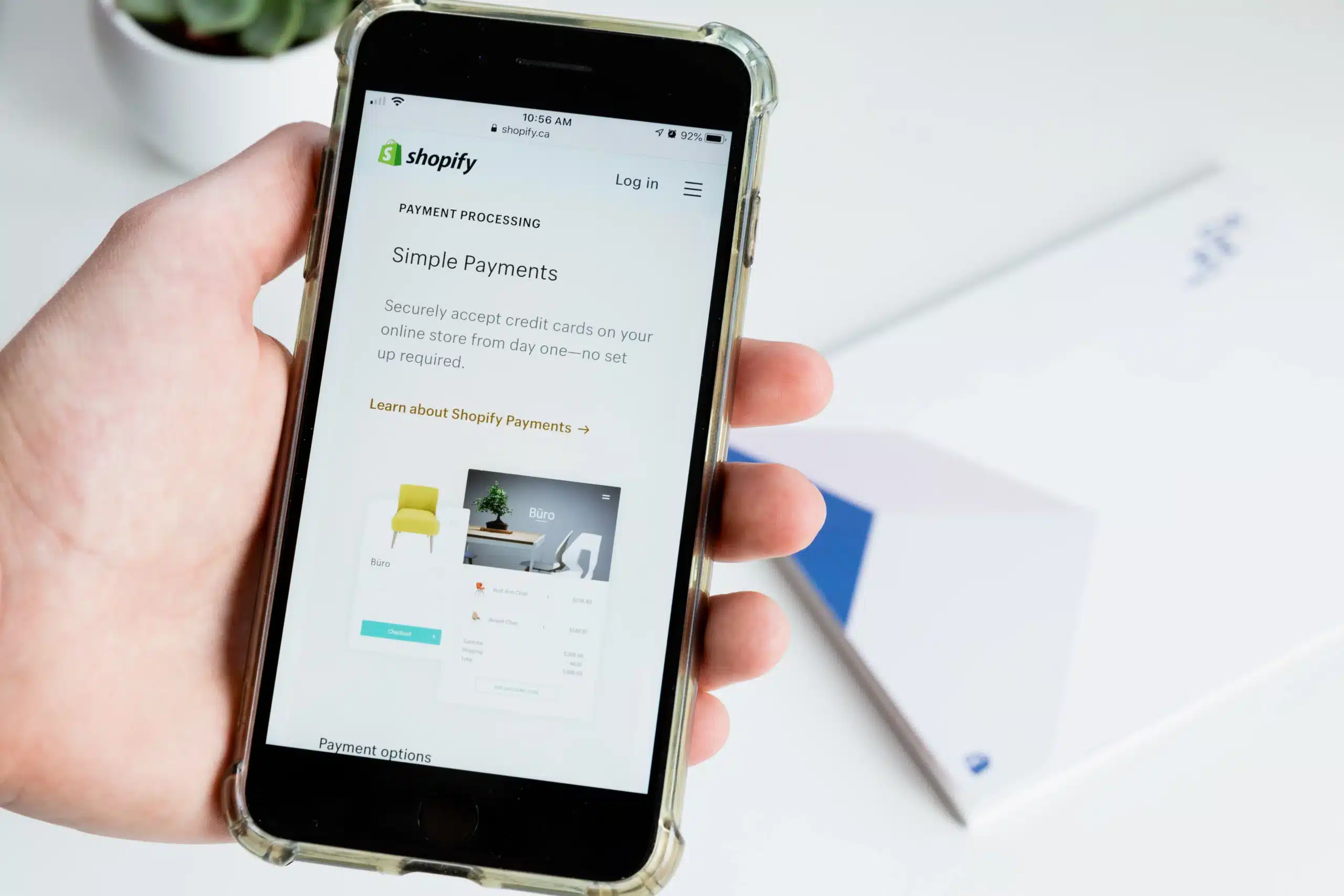 utilisateur d'un smartphone navigue sur le site e-commerce shopify