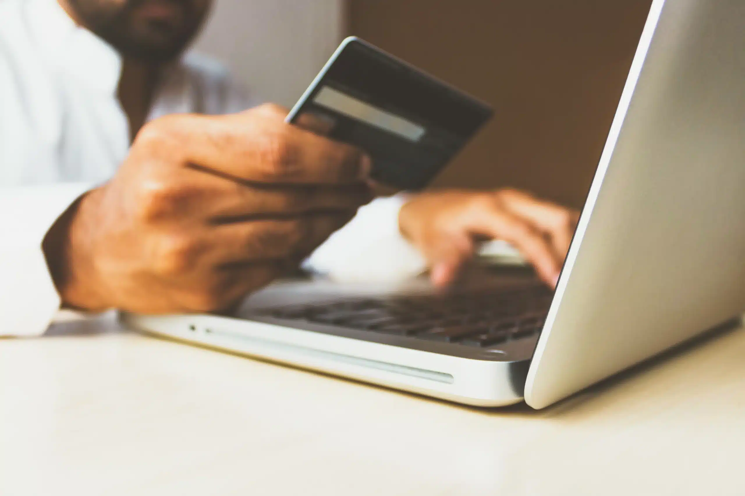 utilisateur de site e-commerce effectue un paiement en ligne avec sa carte bancaire