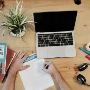 Création d'une stratégie de contenu avec un ordinateur, une feuille et un stylo sur un bureau