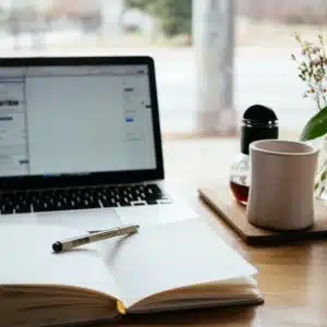 bureau, notes et ordinateur pour préparer une stratégie marketing de contenu