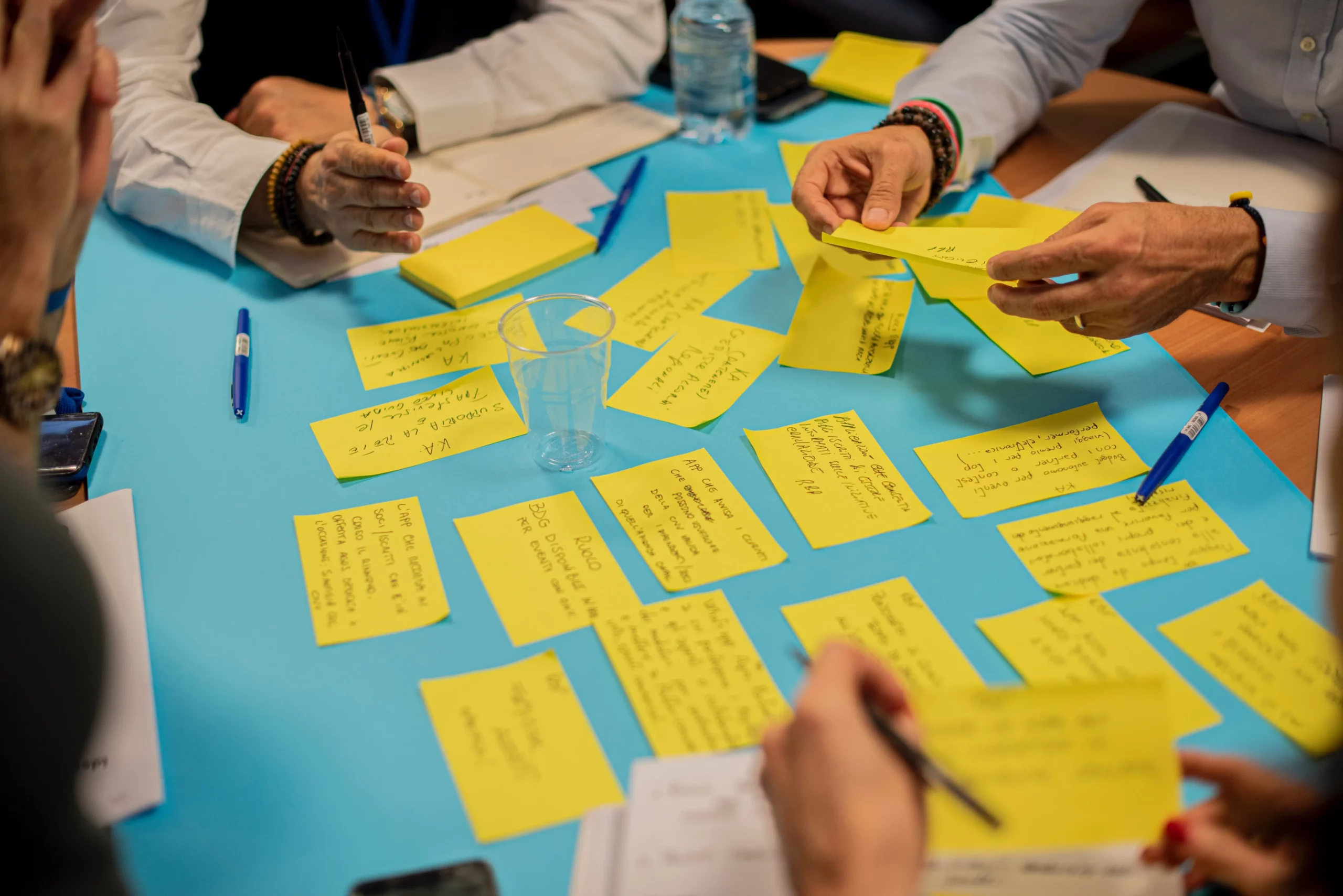 Post-it utilisés par une équipe, pour la stratégie marketing de contenu, lors d'un Workshop par une équipe 