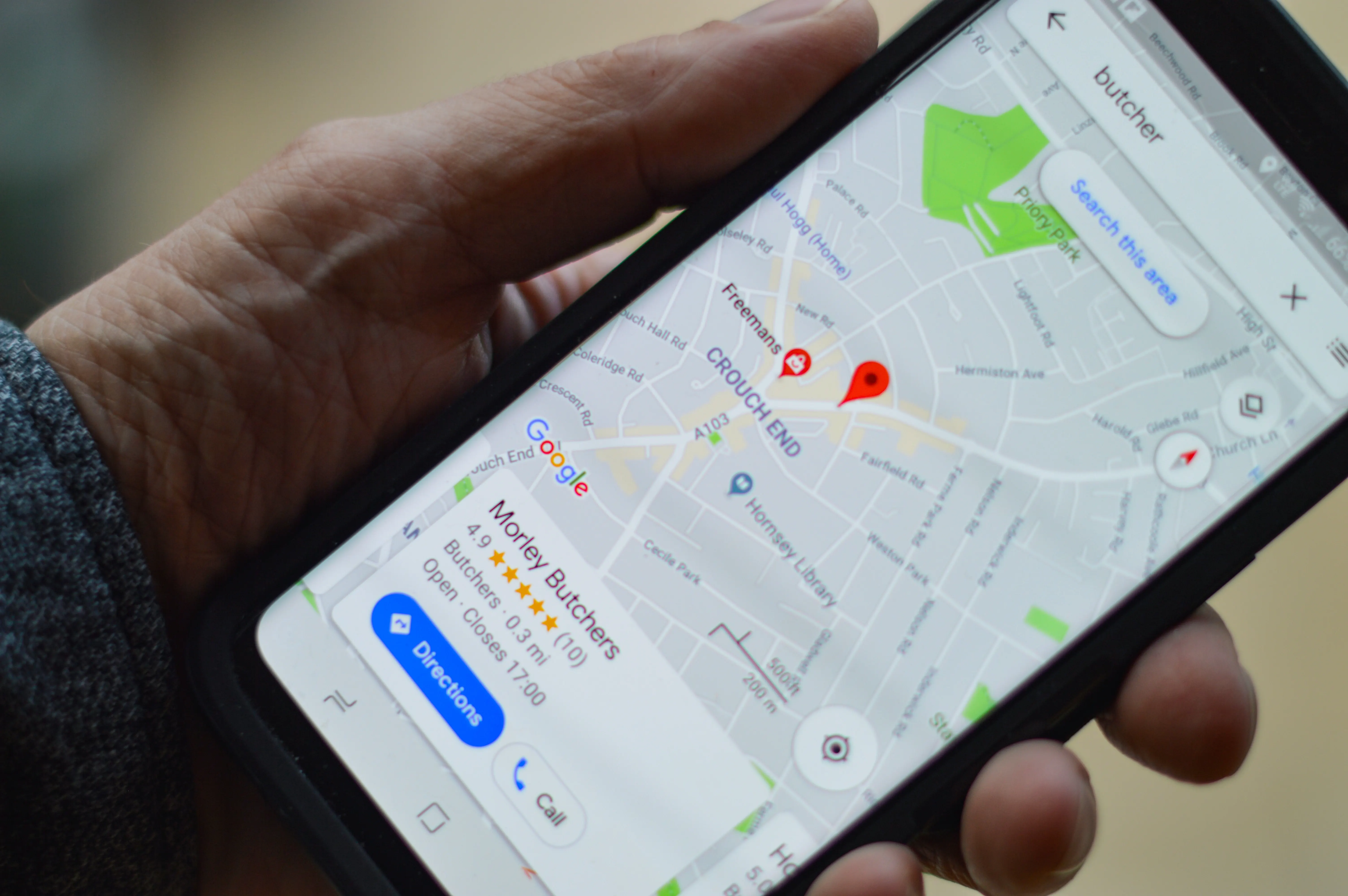 Google Map sur un smartphone montre la puissance du référencement local pour le SEO