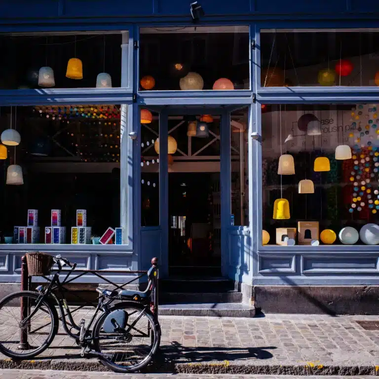 devanture de magasin dans une ville