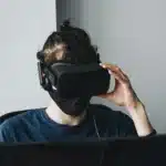 utilisateur de casque de réalité virtuelle