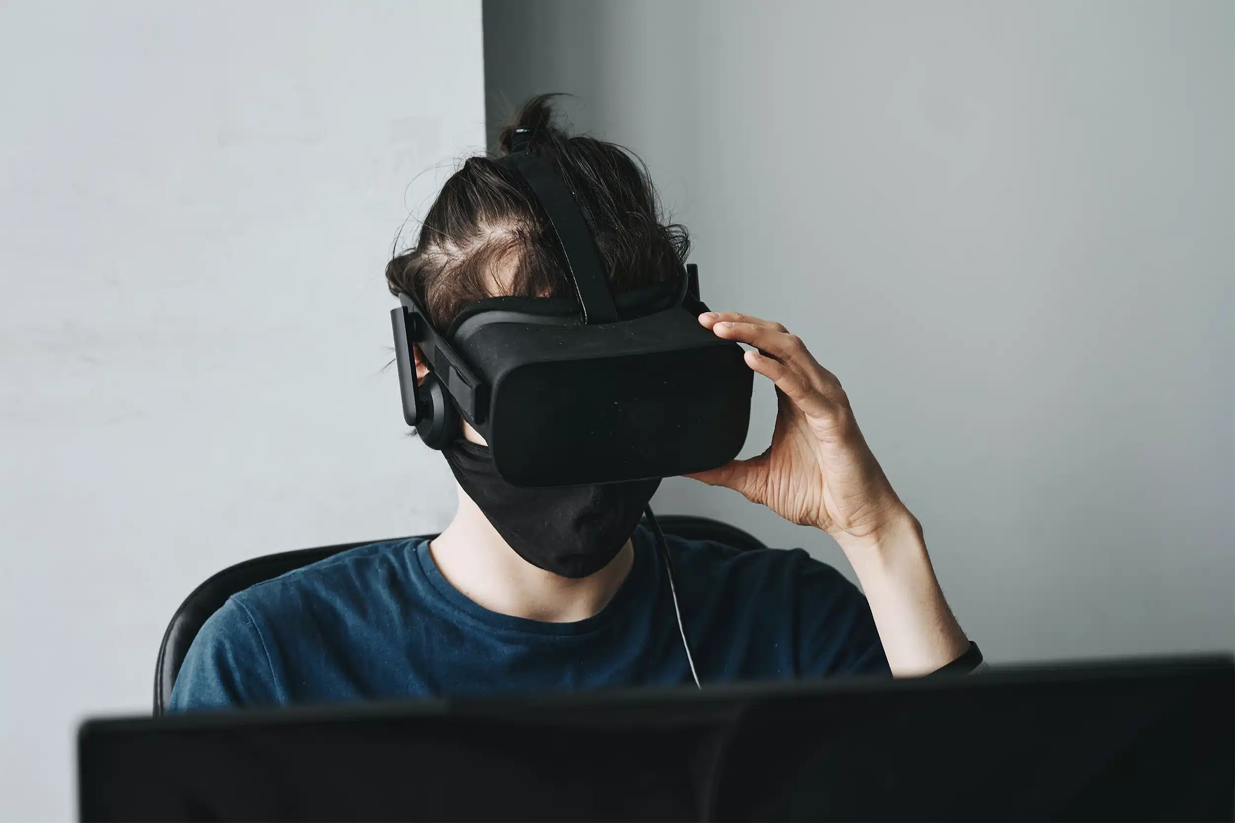 utilisateur de casque de réalité virtuelle