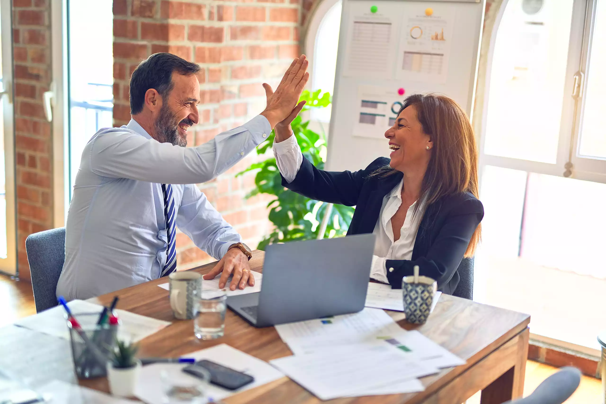 Equipe se félicite pour améliorer le branding dans une entreprise