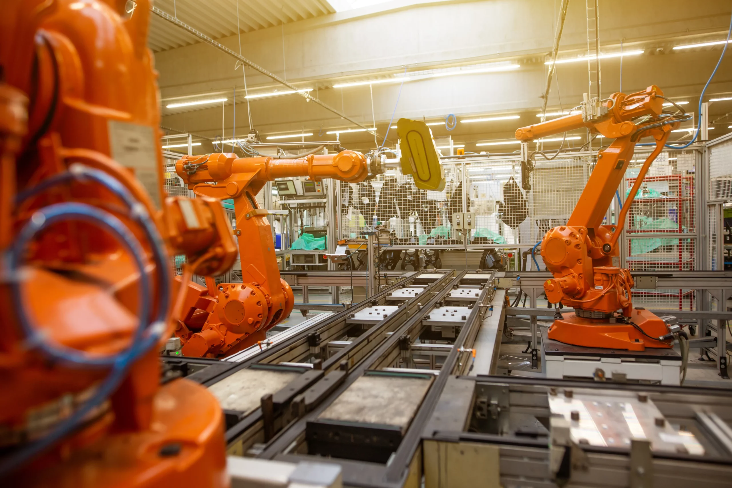 Bras robotisés, symbole de l'automatisation dans une usine de production
