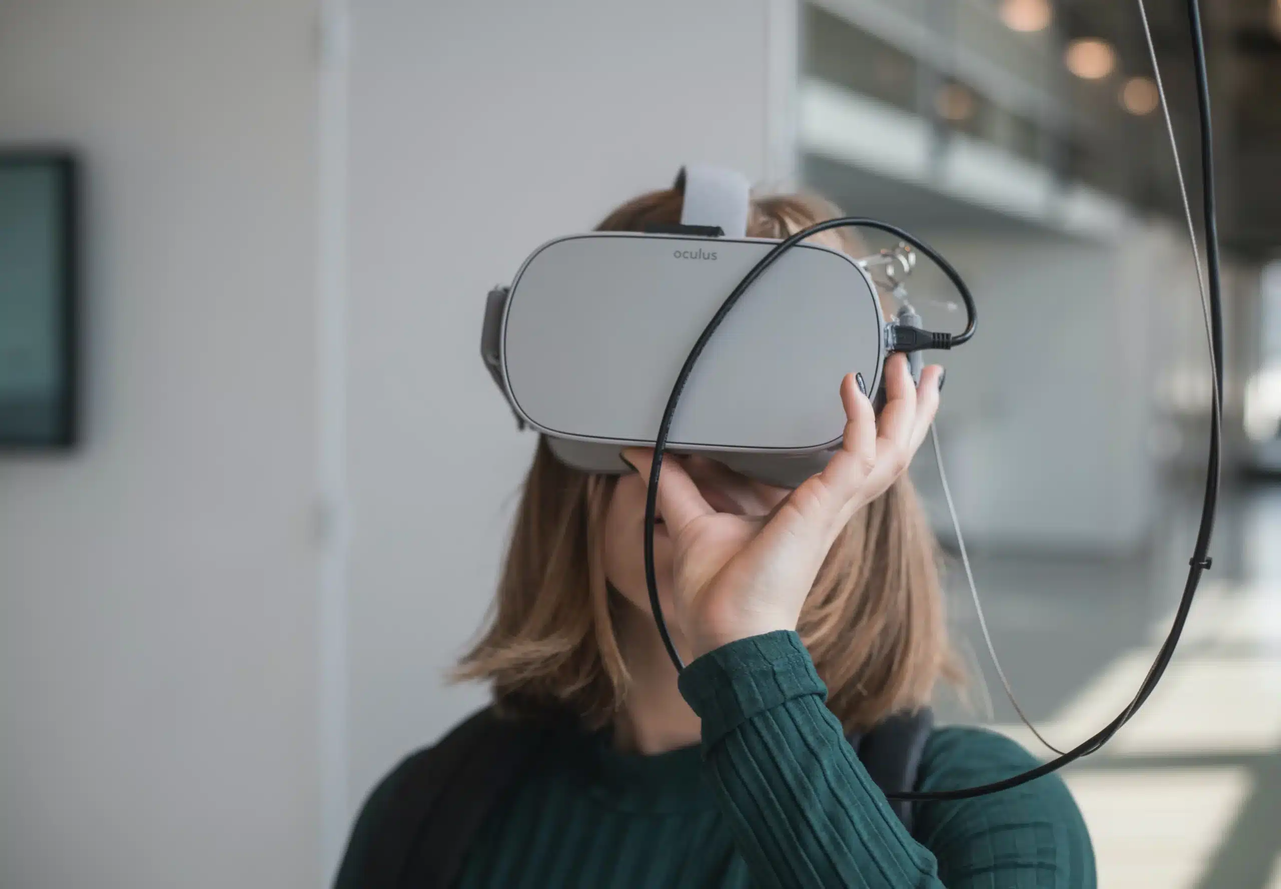 utilisatrice de casque de réalité virtuelle utilisant l'IA et marketing digital