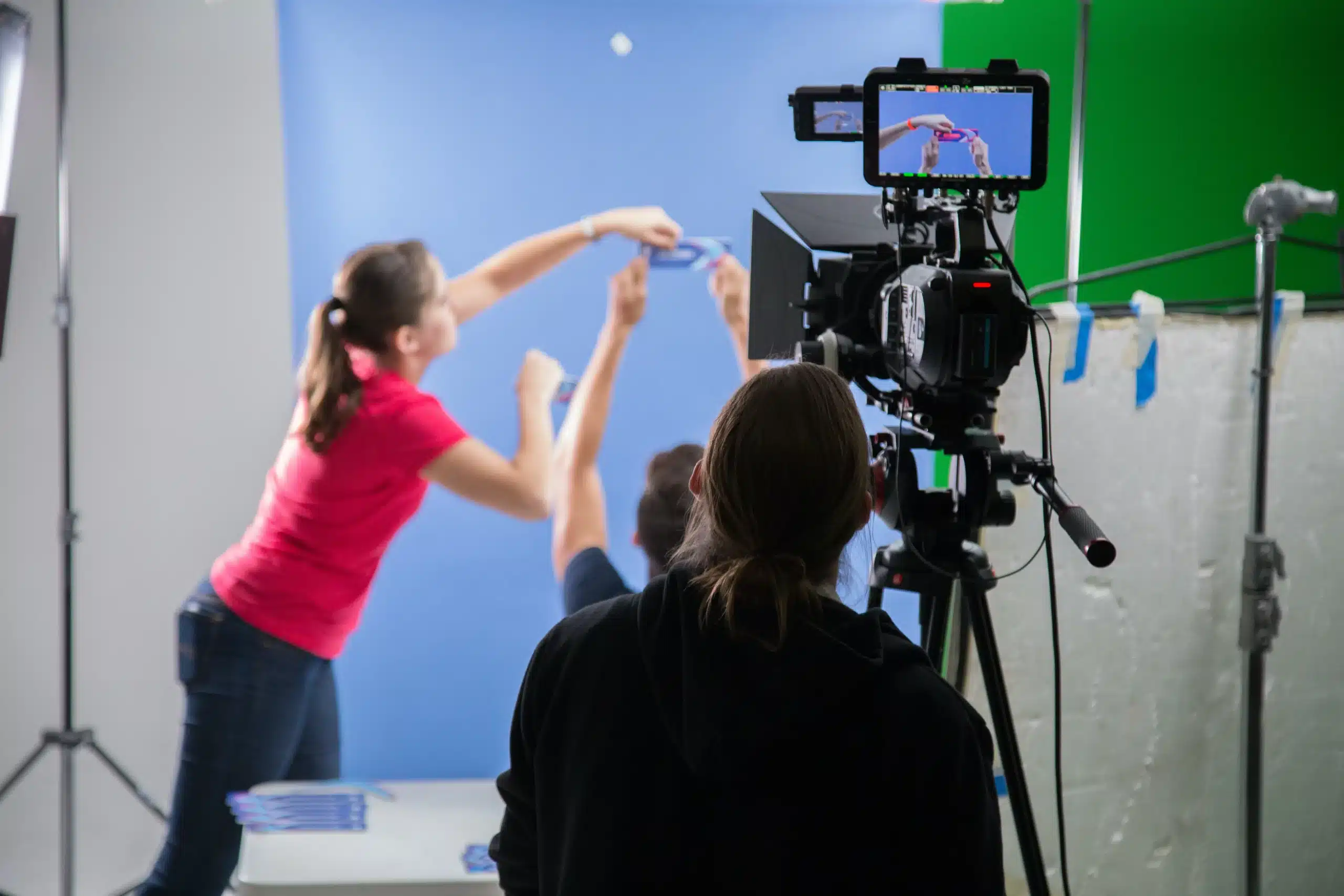 tournage de video en salle avec une actrice et un vidéaste