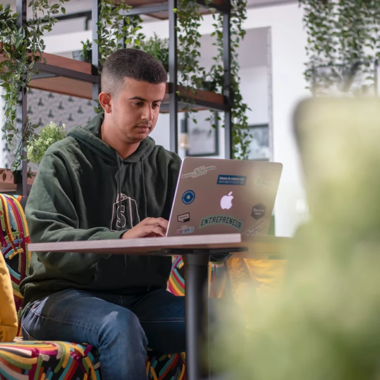 homme navigue sur un site de e-commerce dans un bar.