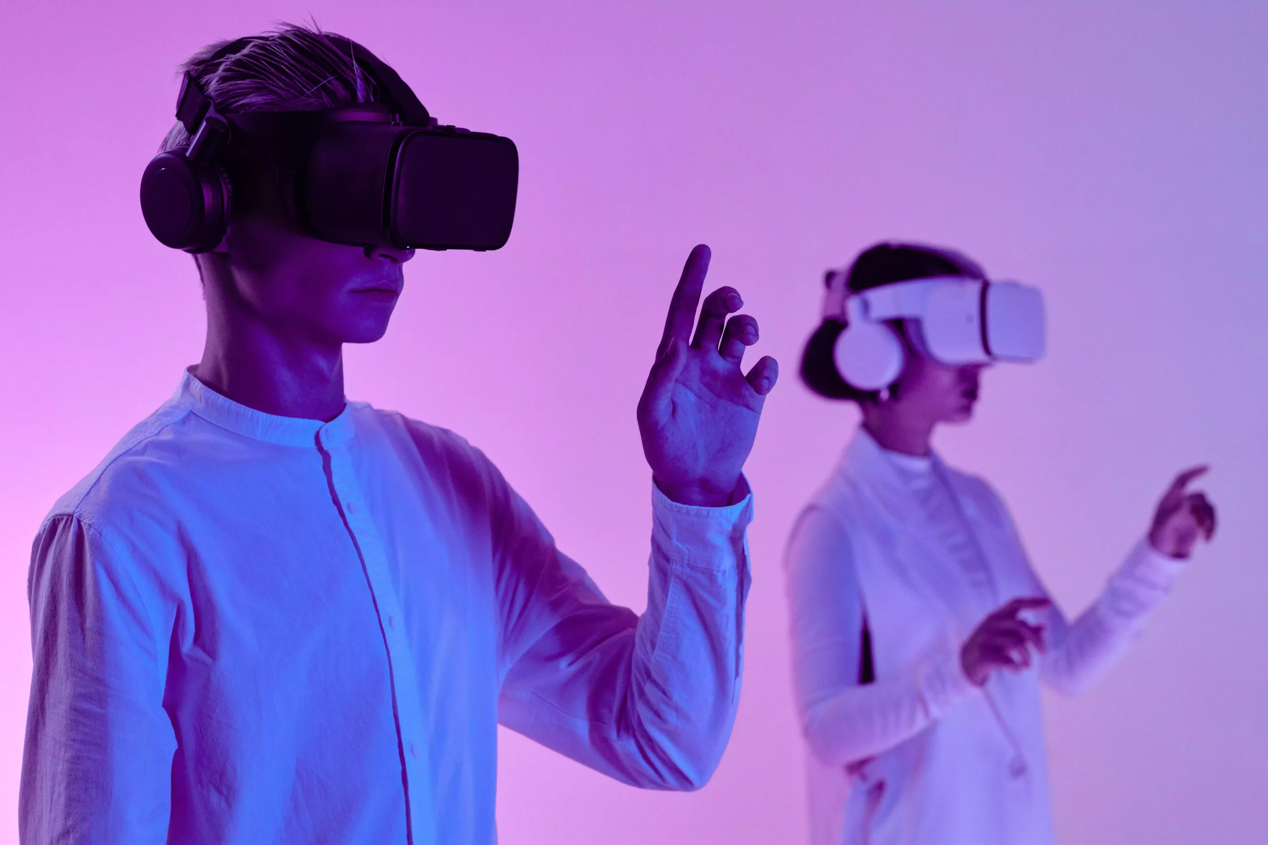 Utilisateurs de casques de réalité virtuelle, futur de la publicité en ligne.