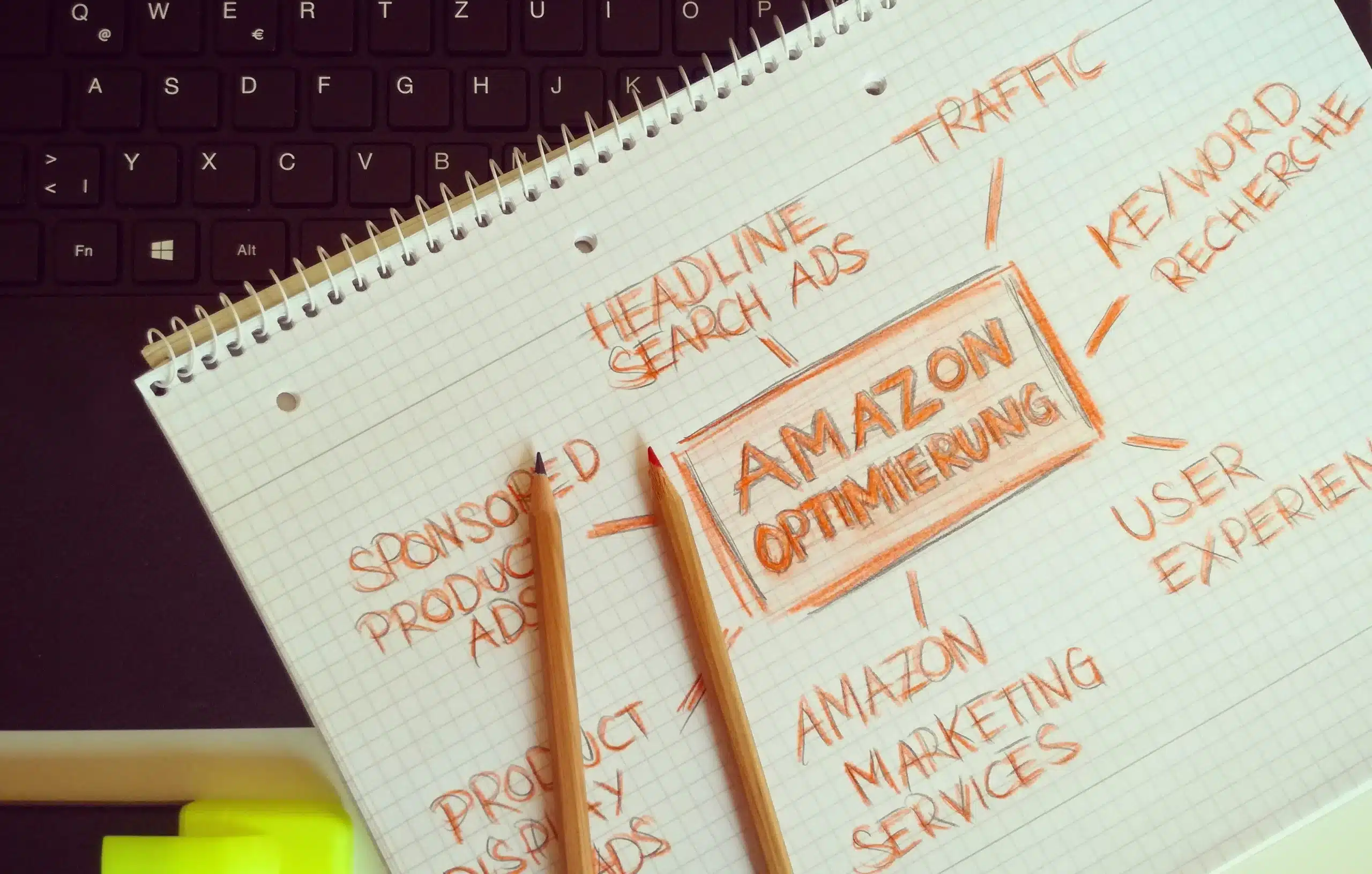 Amazon écrit sur un papier pour les bases de la publicité en ligne