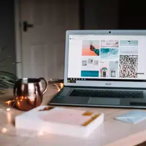 ordinateur sur un bureau pour de la publicité en ligne