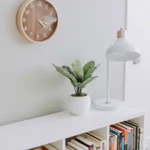 horloge dans un salon, symbole des micro-moments