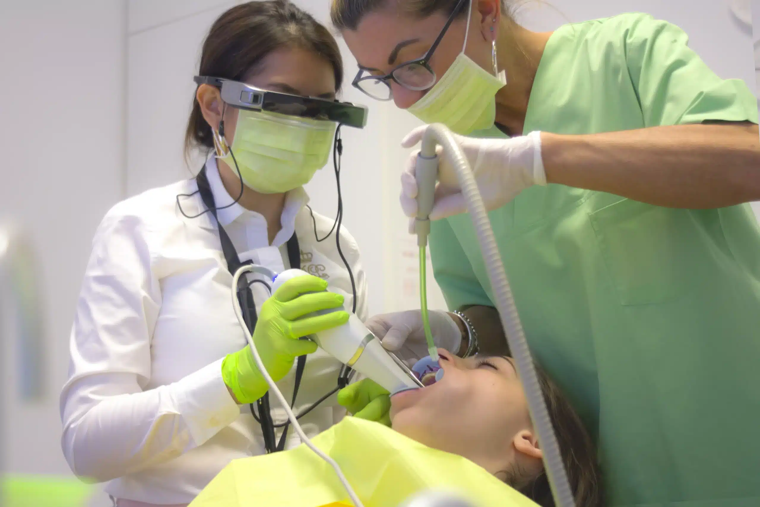 Médecins utilisent l'AR VR lors d'une opération