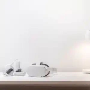 Casque d'AR VR posé sur un bureau près d'une lampe