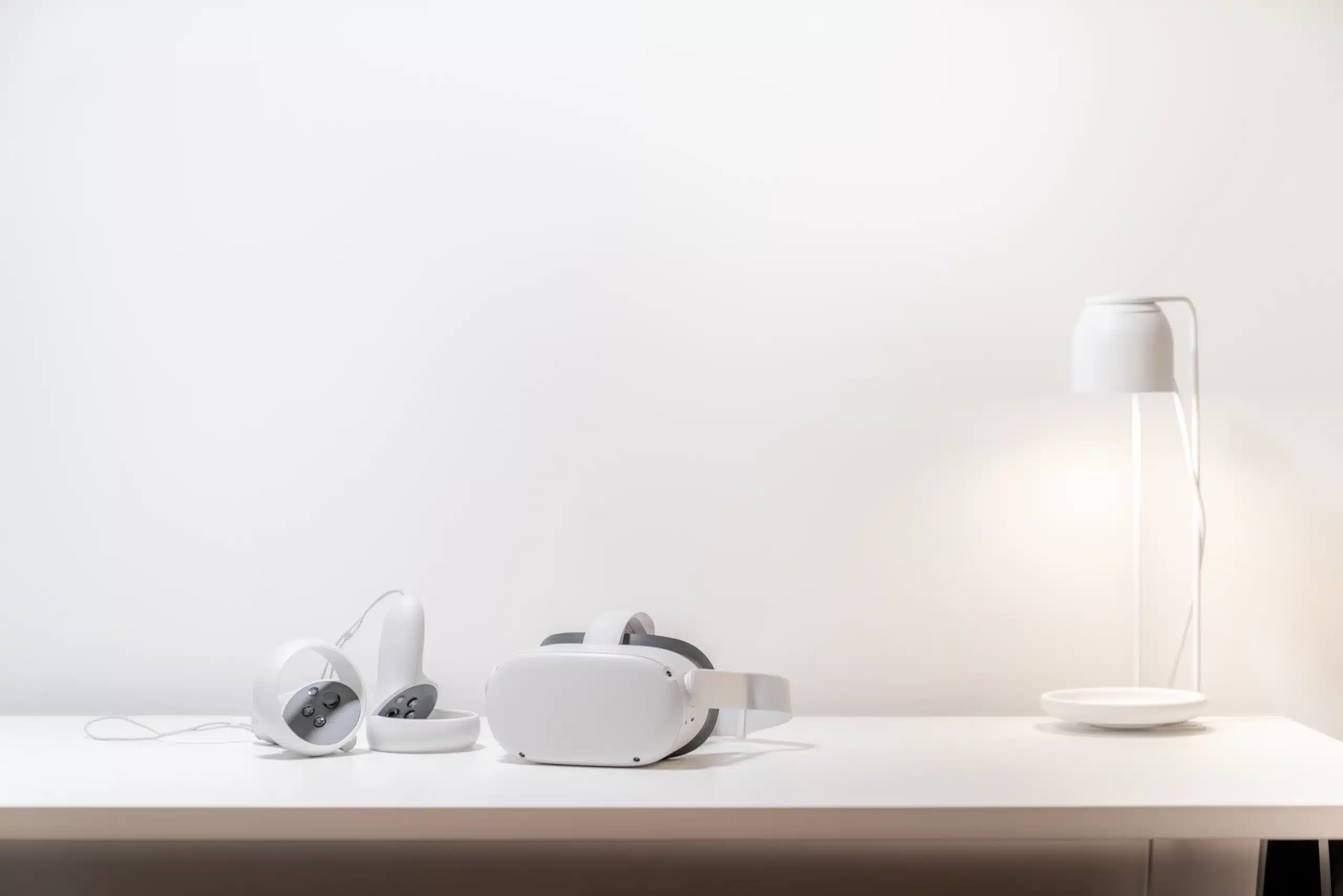 Casque d'AR VR posé sur un bureau près d'une lampe