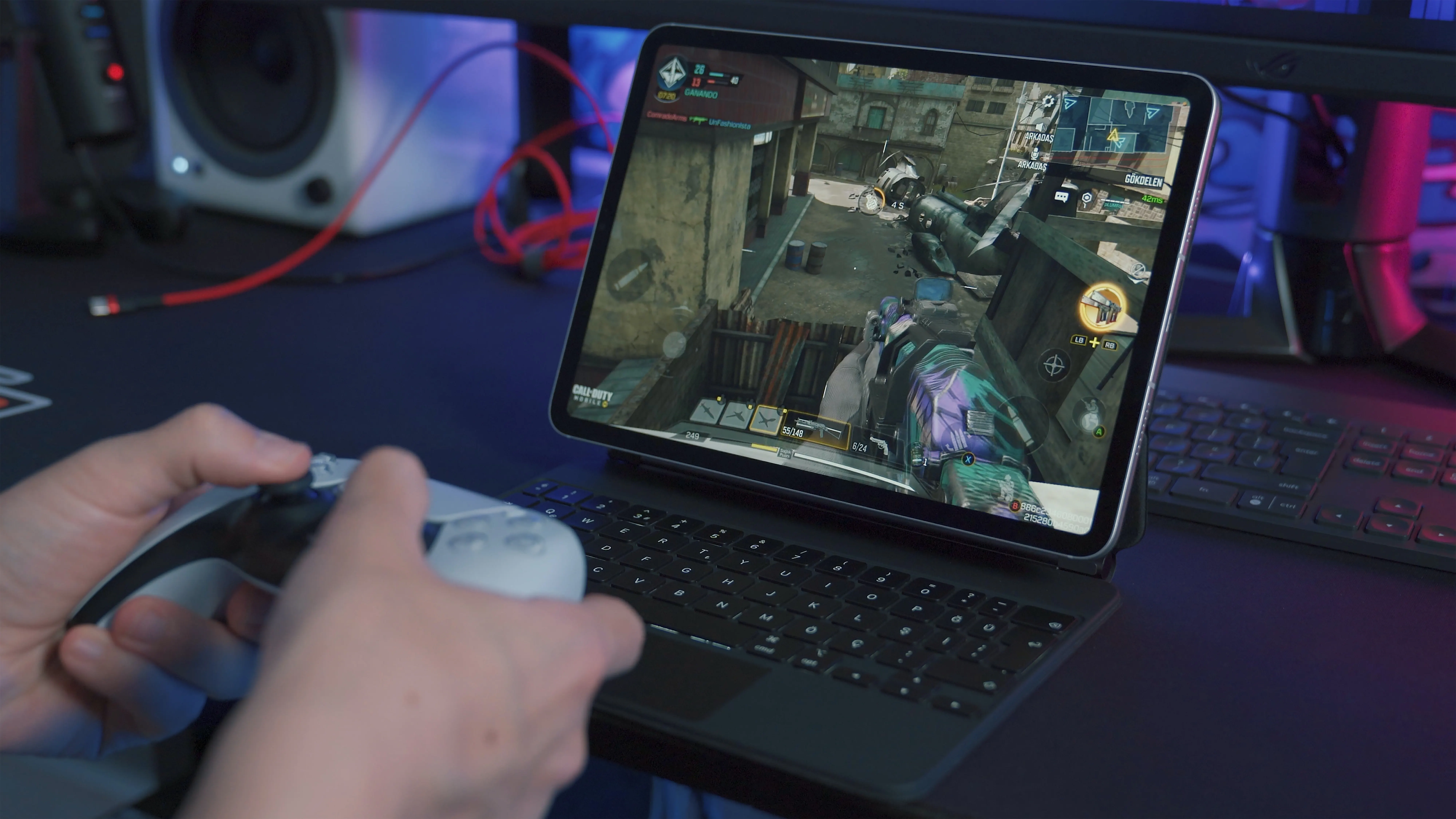Joueur de FPS avec manette joue sur une tablette.