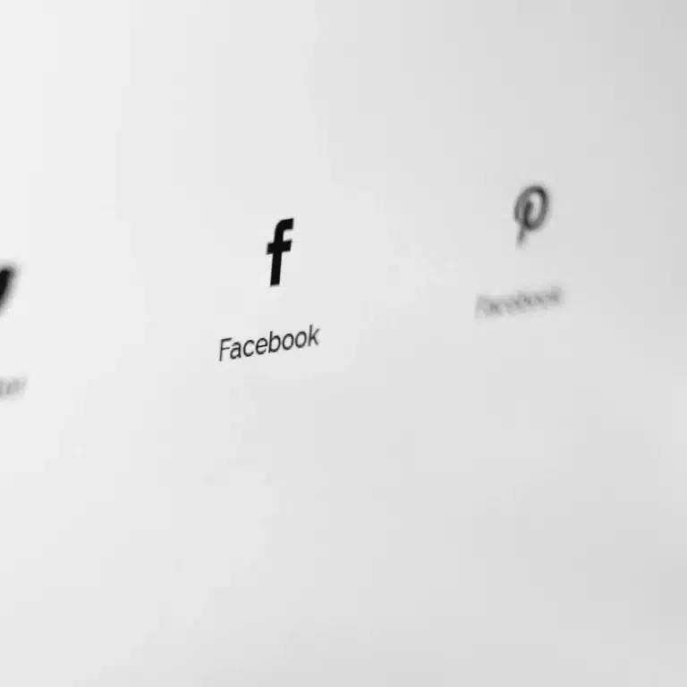 logos des réseaux sociaux facebook, tiktok, twitter et pinterest