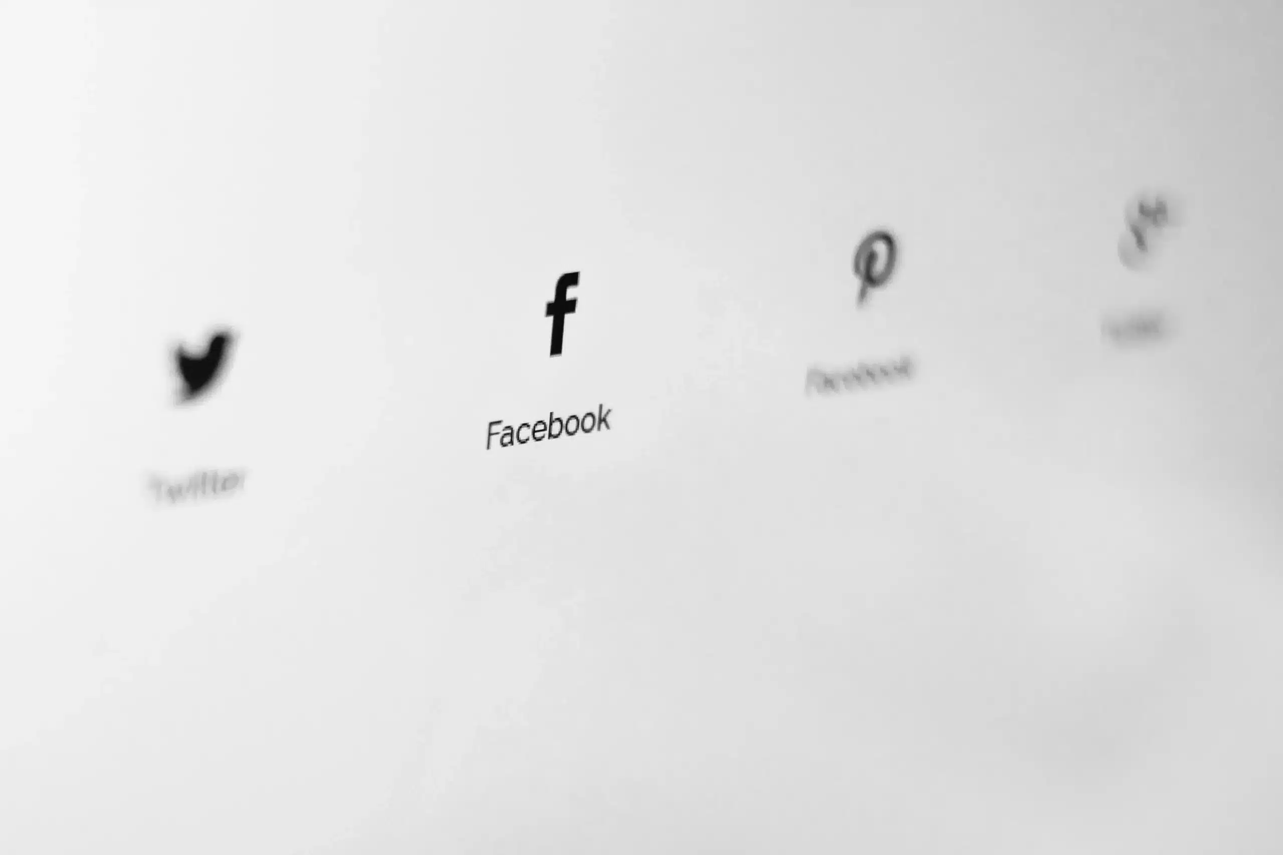 logos des réseaux sociaux facebook, tiktok, twitter et pinterest