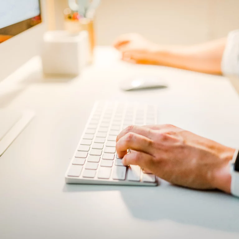 Travailleur sur un ordinateur Macbook d'Apple, un marketeur équipé.