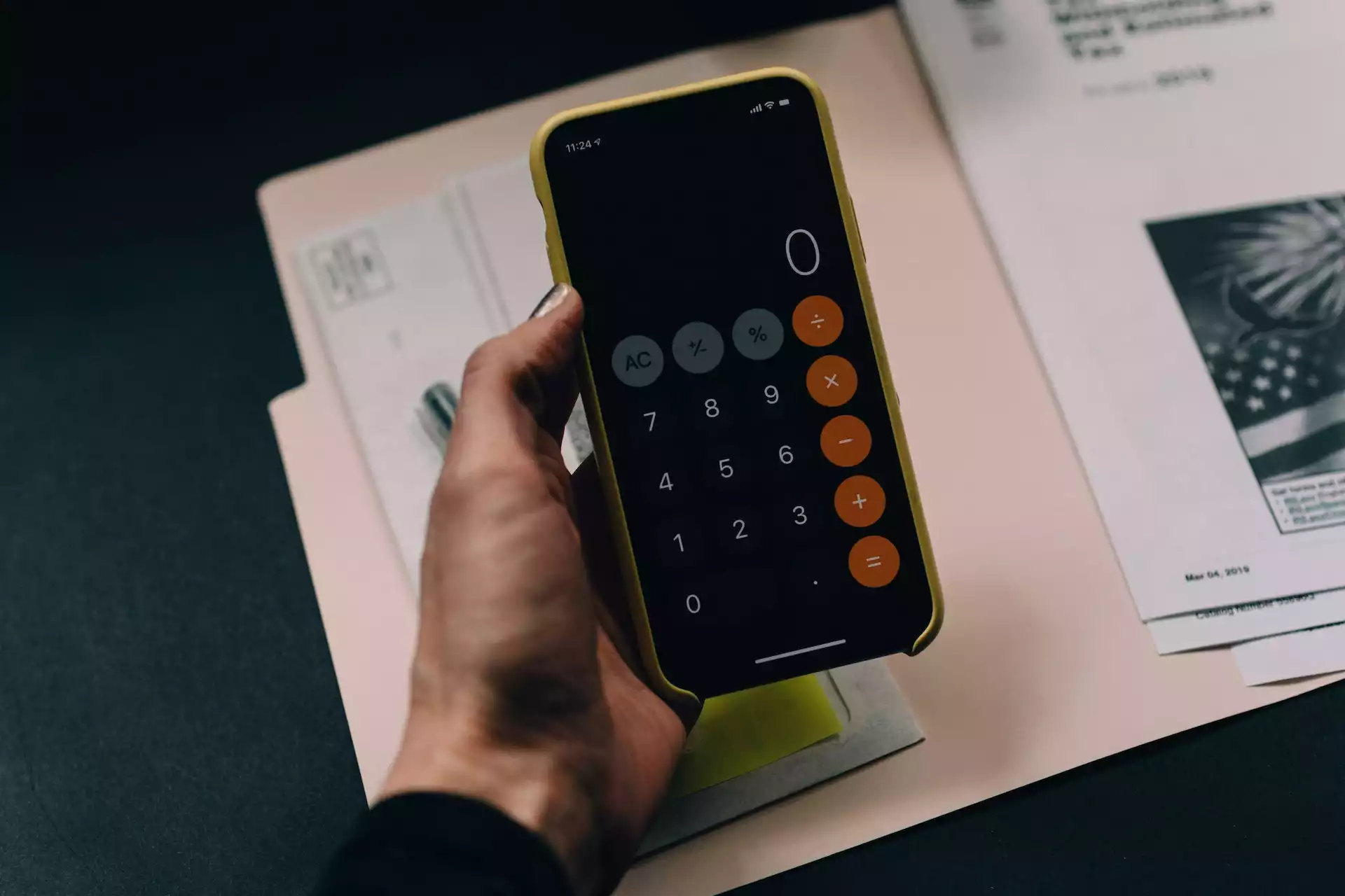 calculatrice sur smartphone pour calculer le budget Social Ads