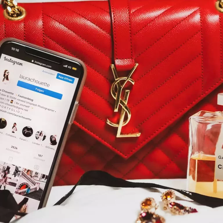 Compte Instagram avec sac YSL rouge en arrière plan..
