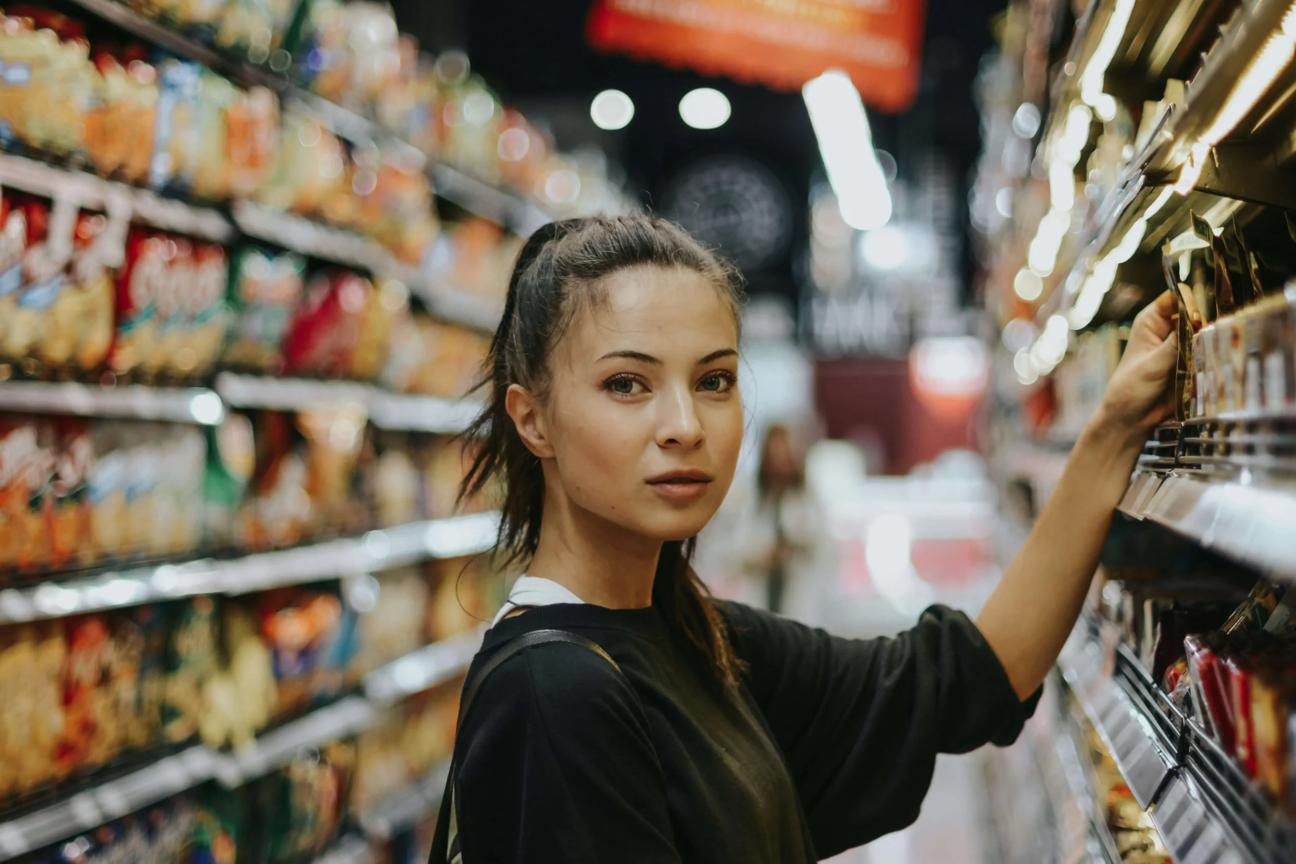 consommatrice dans un supermarché profite d'une expérience client