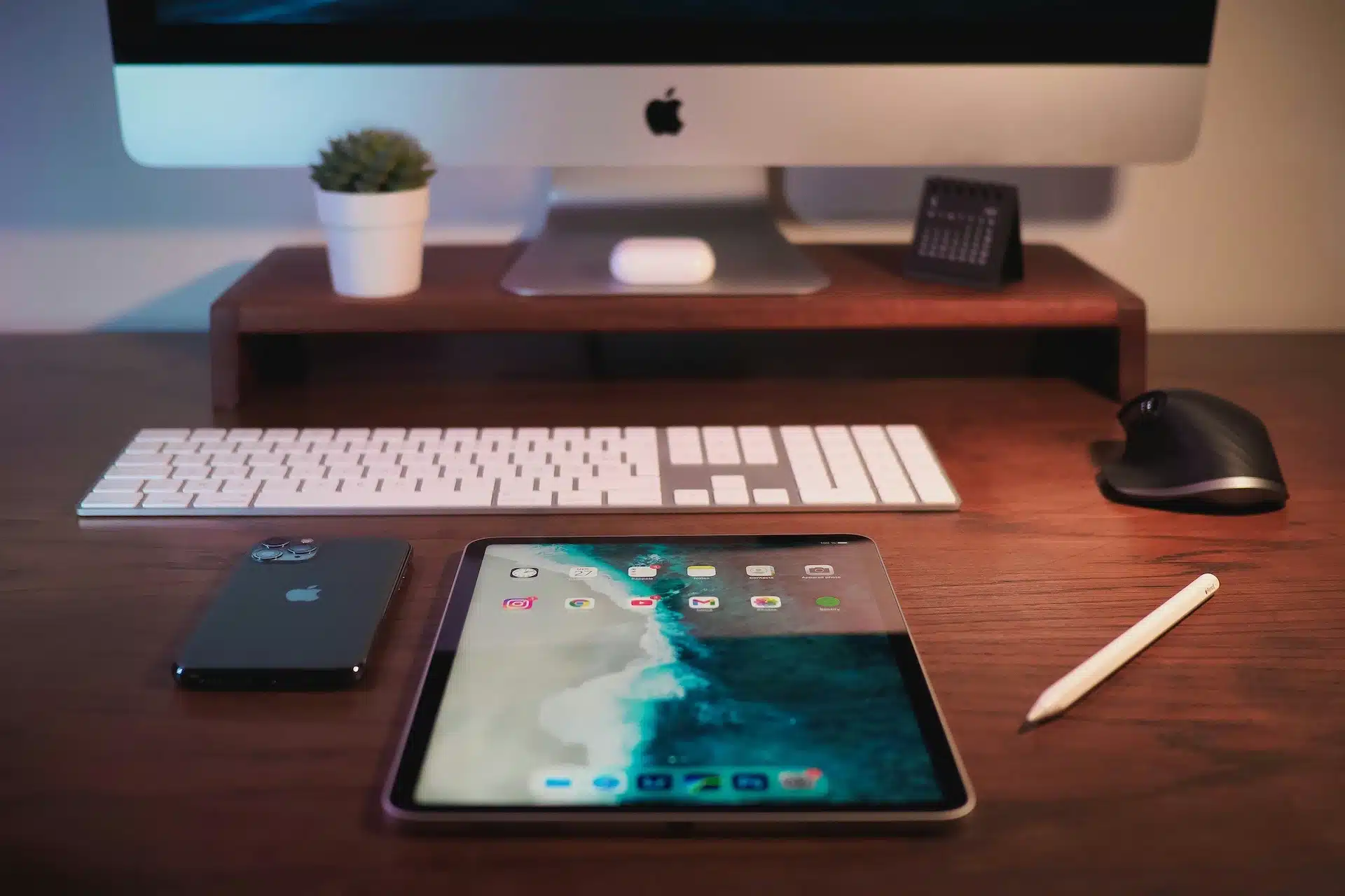 iMac, iPhone, iPad, Pencil, Keyboard et AirPods sur un bureau